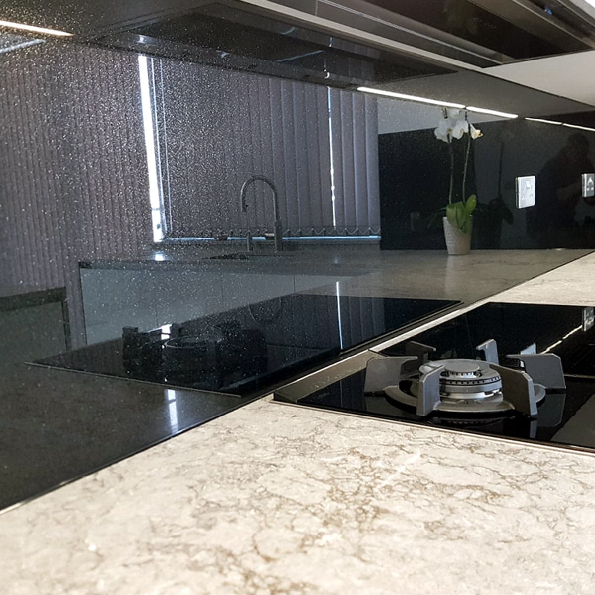 black splashback with silver sparkle glitter behind hob